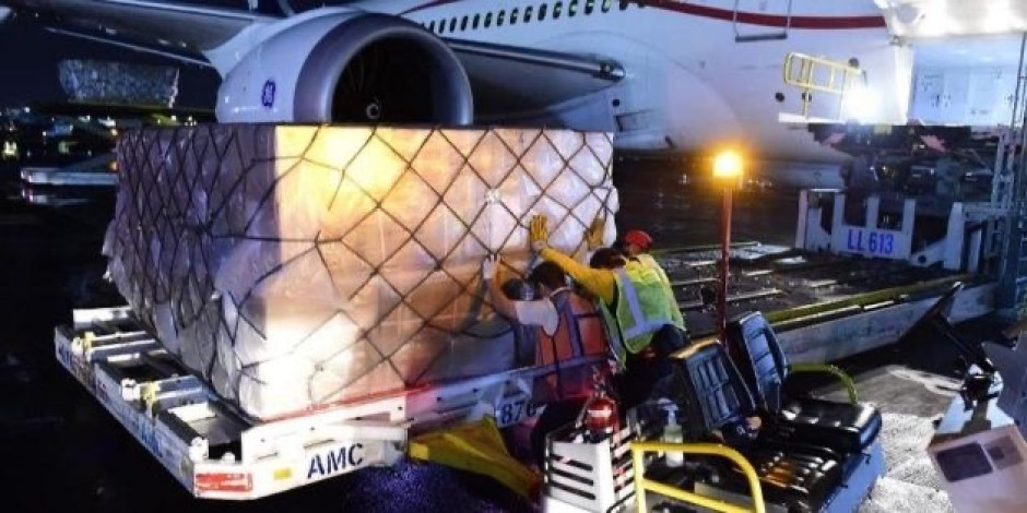 Llega a México vuelo número 12 con insumos médicos para pandemia