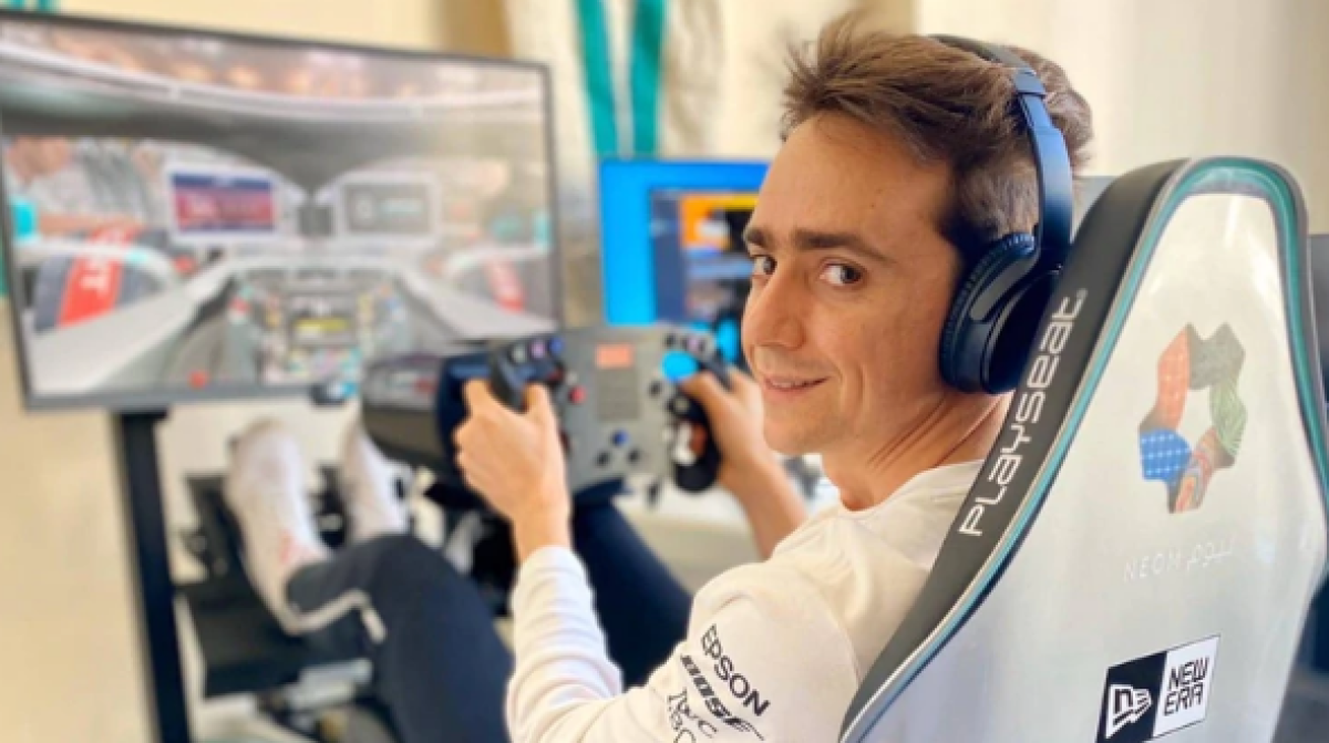 Esteban Gutiérrez entrena con videjuegos de carreras