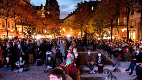 Rinden homenaje a profesor decapitado en París