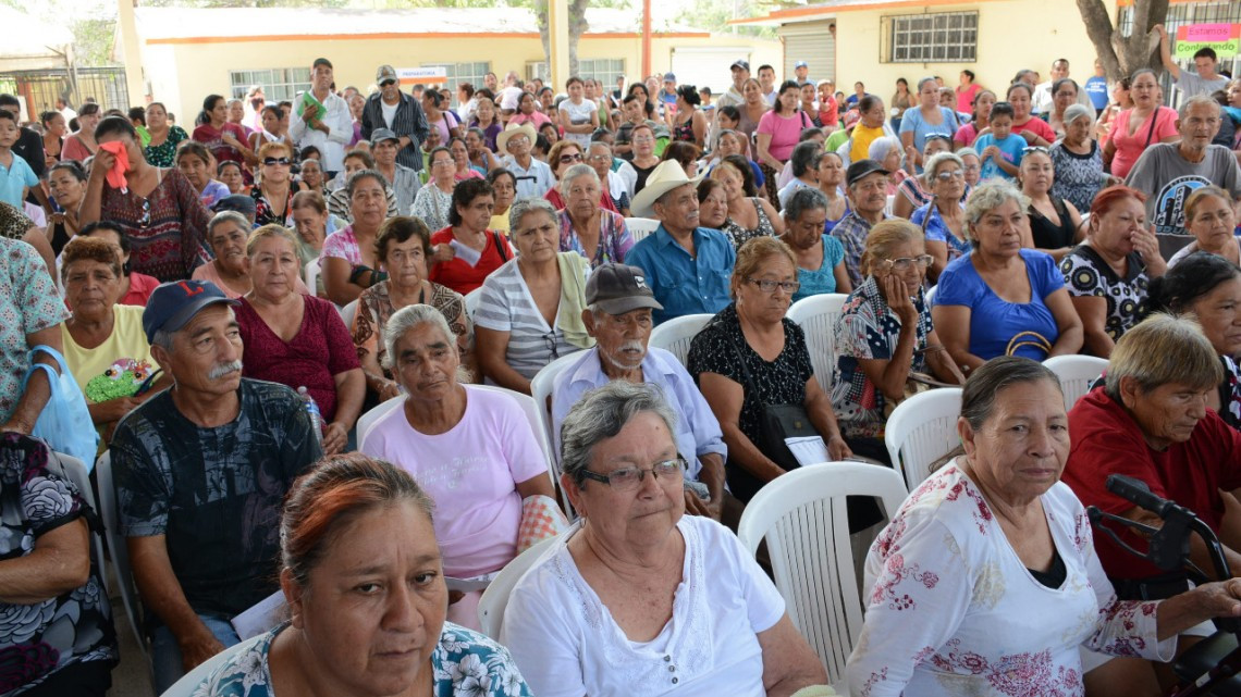 Escucha alcaldesa a habitantes de la Benito Juárez