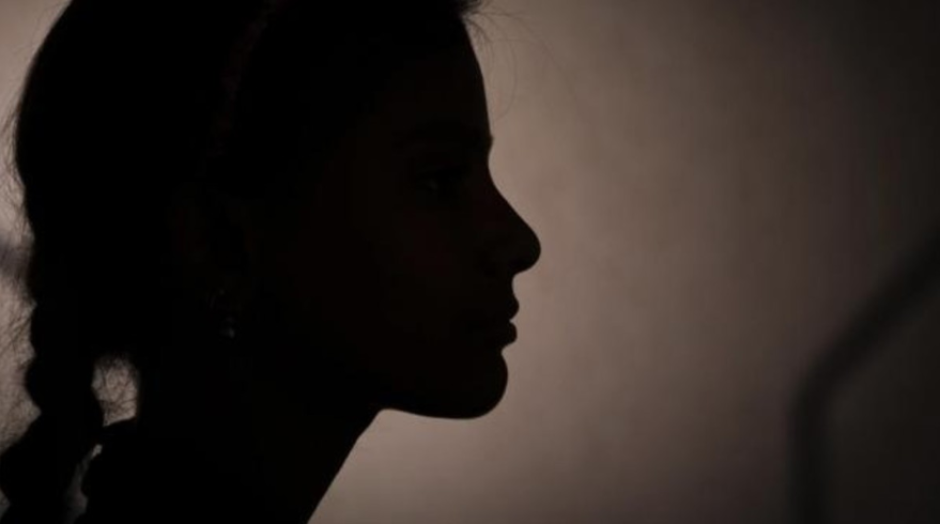 El caso de una joven que fue violada por su profesor, un policía, un abogado y un ginecólogo