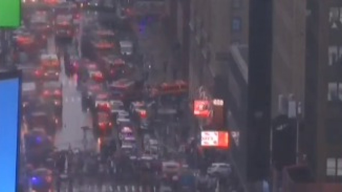 Se estrella helicóptero contra edificio de NY. Descartan ataque terrorista