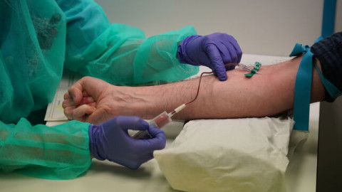 Venden sangre de pacientes recuperados de COVID-19 en millones de dólares 