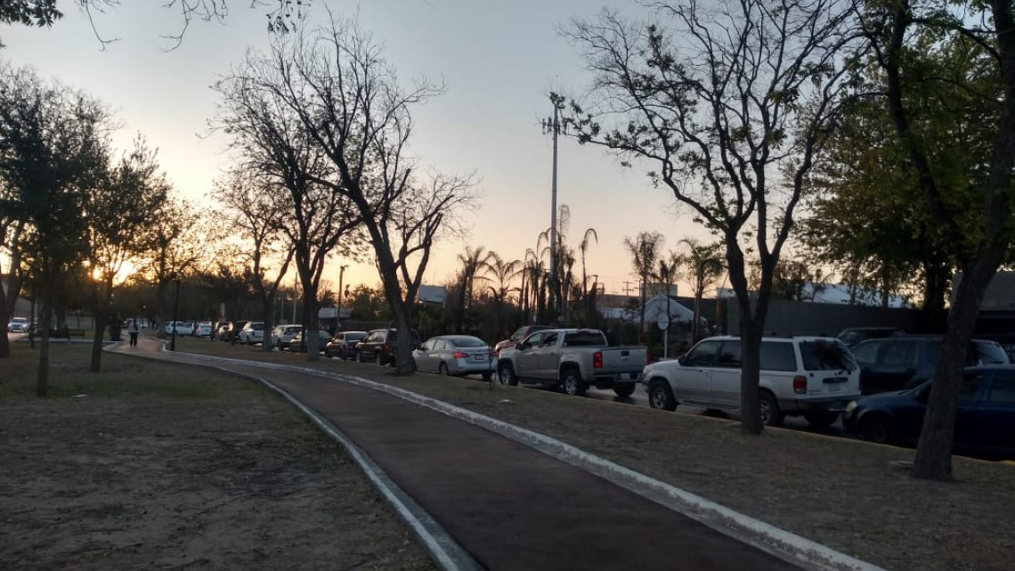 Adultos mayores madrugan por vacuna contra covid-19 