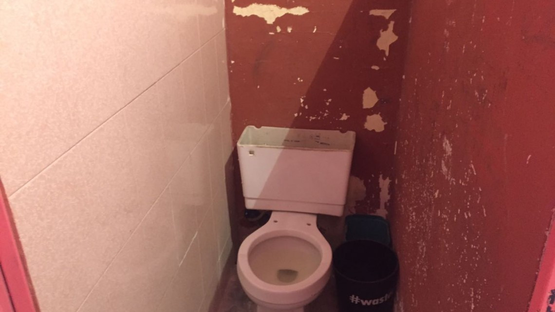 Carece escuela primaria de sanitarios dignos