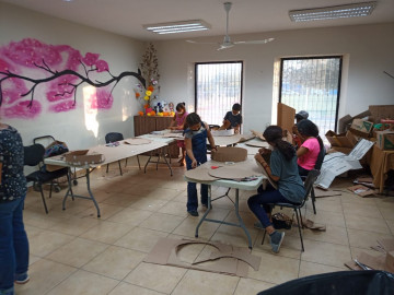Aprenden a elaborar piñatas artesanales en Palmares