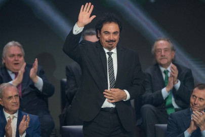 Hugo Sánchez levanta la mano para dirigir al Madrid