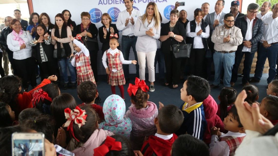 Dialoga Maki con habitantes de Las Delicias