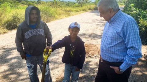 Pide AMLO  a gobernadores atender el mal estado de carreteras