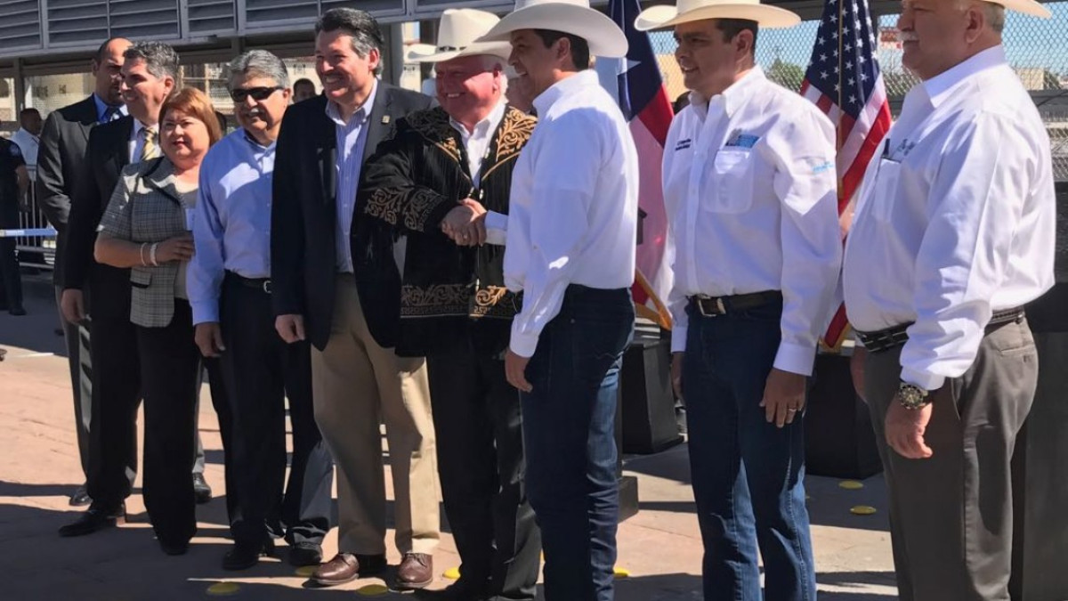 Participan Cabeza de Vaca y Sid Miller en ceremonia del Abrazo en Nuevo Laredo   