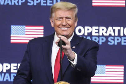 Donald Trump firma plan de estímulo de 900 mdd