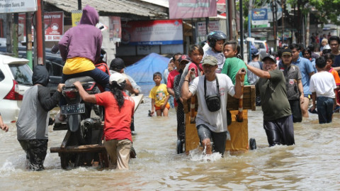 Se eleva a 43 el número de muertos tras inundaciones en Indonesia