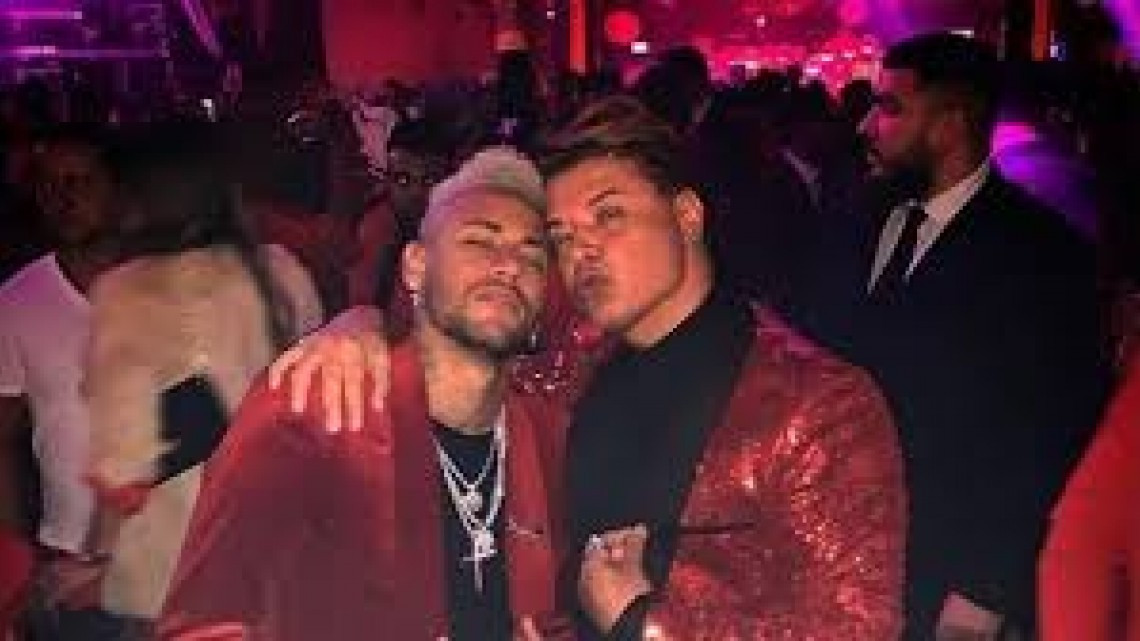 Neymar festeja sus 27 años con muletas 