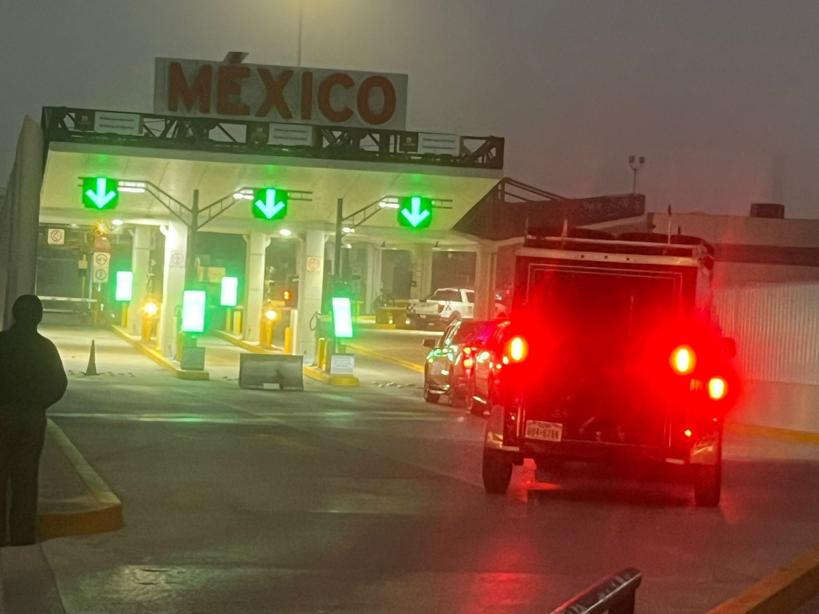 Arriban caravanas de paisanos por el puente internacional Pharr