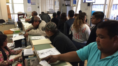 Largas filas en oficina fiscal de contribuyentes