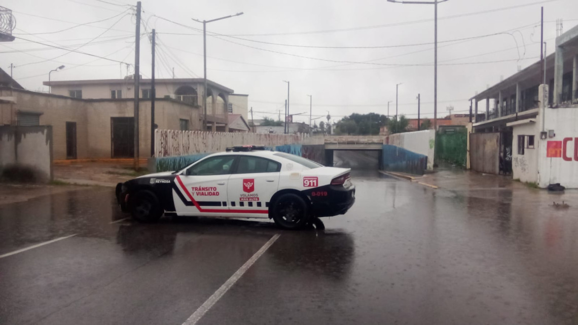 Por lluvias cierran vialidades y pasos y desnivel