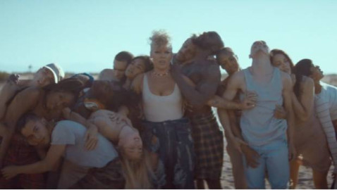 Pink estrena su nuevo sencillo “What about us”