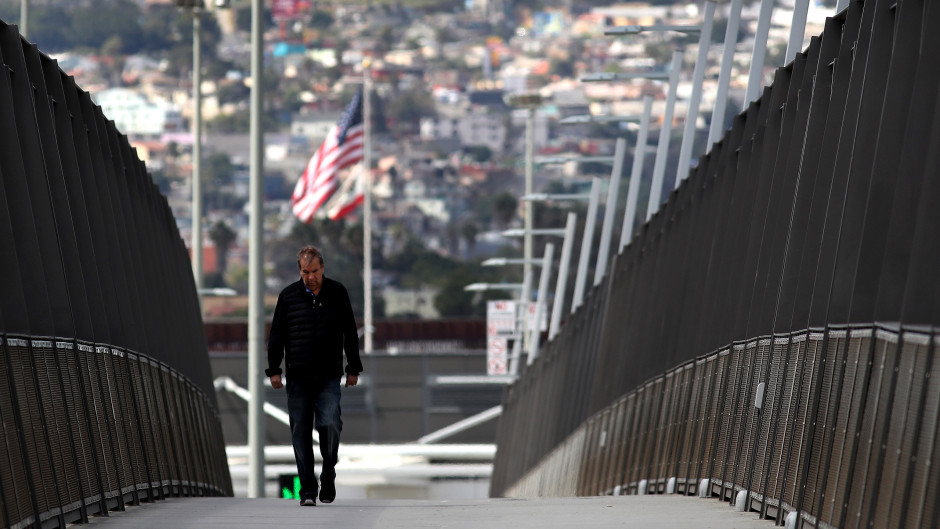 Lanza EU alerta de viaje a México por COVID-19 y violencia 