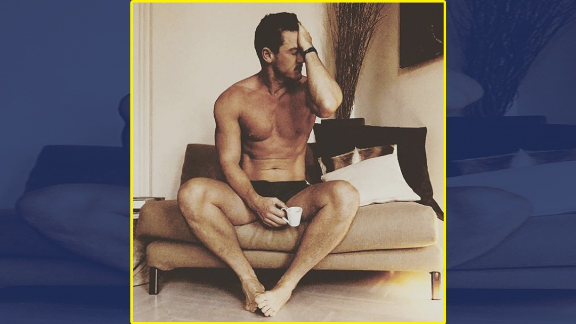 Luke Evans presume su marcado abdomen
