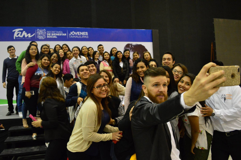 Motivan a más de 3 mil jóvenes con ponencia “El Fracaso No Existe”