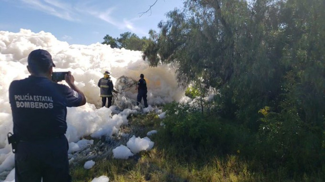 Desaparece hombre en espuma tóxica en Puebla