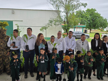 Fomenta Desarrollo Rural cuidado del medio ambiente con la donación de 2 mil árboles