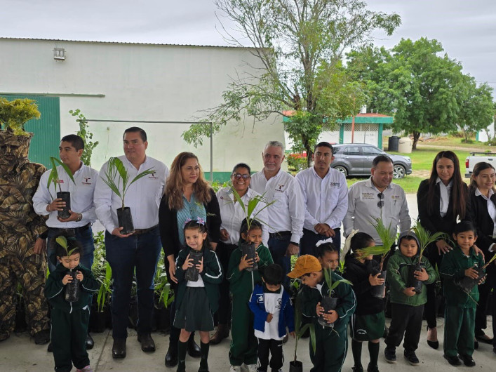 Fomenta Desarrollo Rural cuidado del medio ambiente con la donación de 2 mil árboles