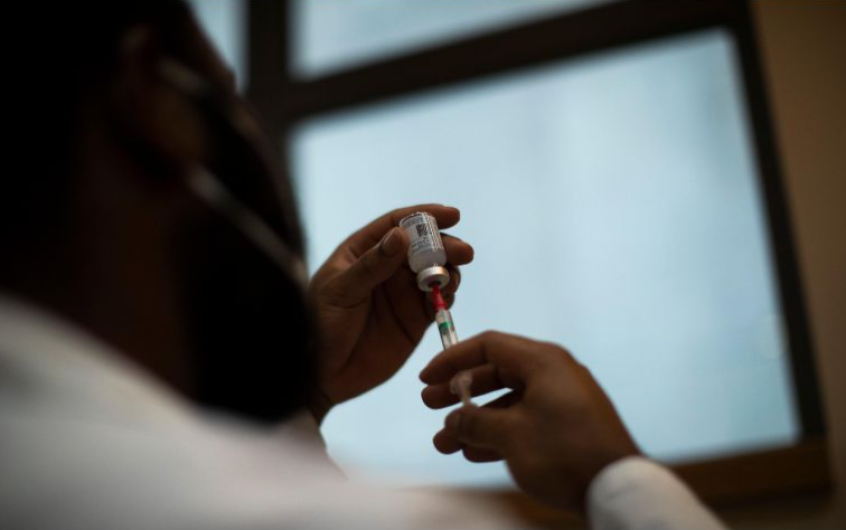 Moderna desarrollará refuerzo de vacuna contra la nueva variante de COVID-19