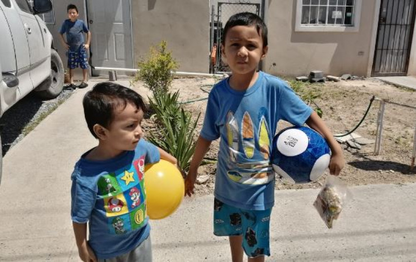 Elementos de Seguridad Pública Municipal regalan juguetes a niños en su día