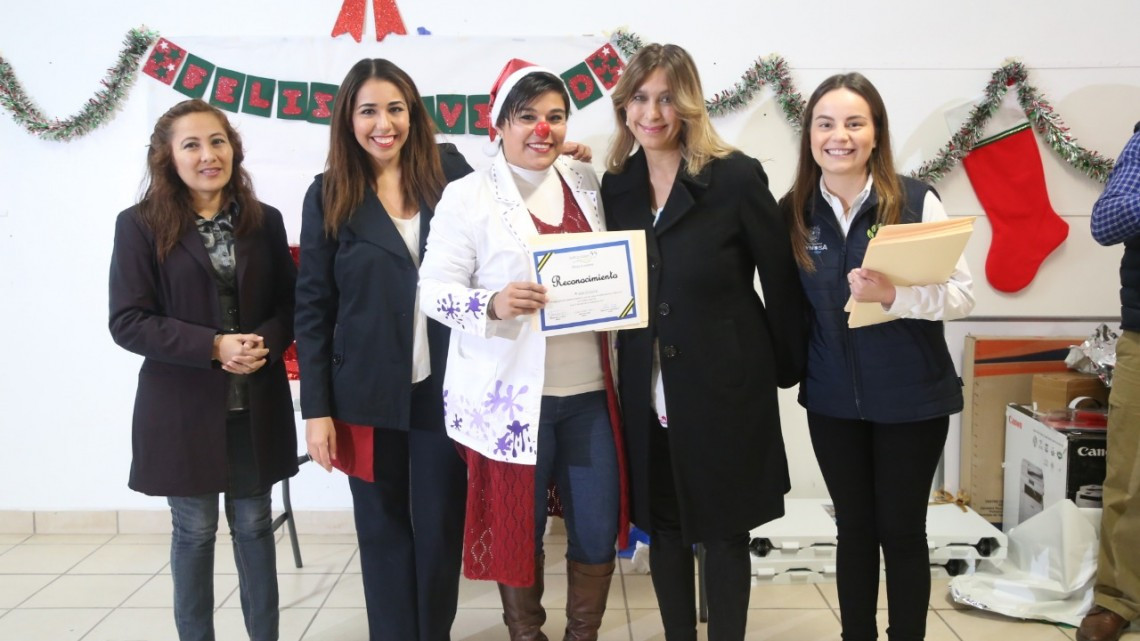 Convive Maki Ortiz con alumnos con discapacidad oral y auditiva