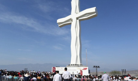 Entrega el gobernador a Tula la cruz más grande de México