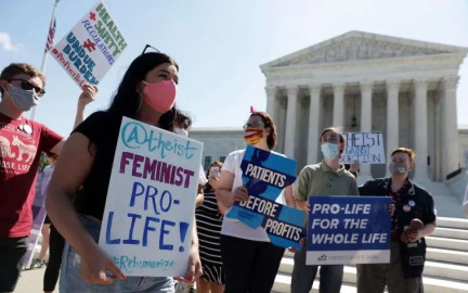 Corte de EU bloquea ley que restringía el derecho al aborto