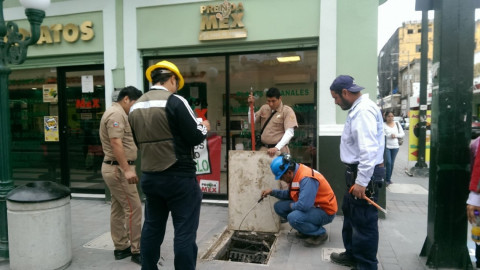 Supervisa Protección Civil registros y alcantarillas de la zona centro