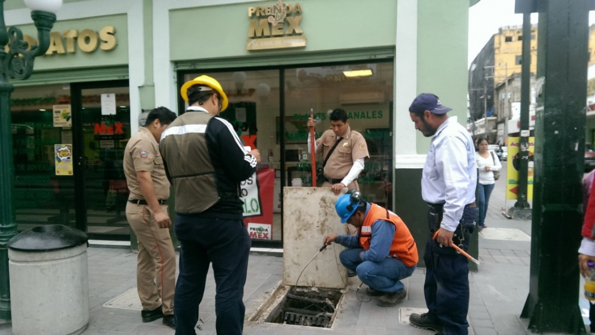 Supervisa Protección Civil registros y alcantarillas de la zona centro