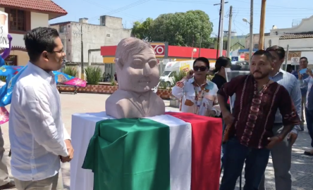 Creador de Benito Juárez "alien" estrena musa y hace busto de AMLO