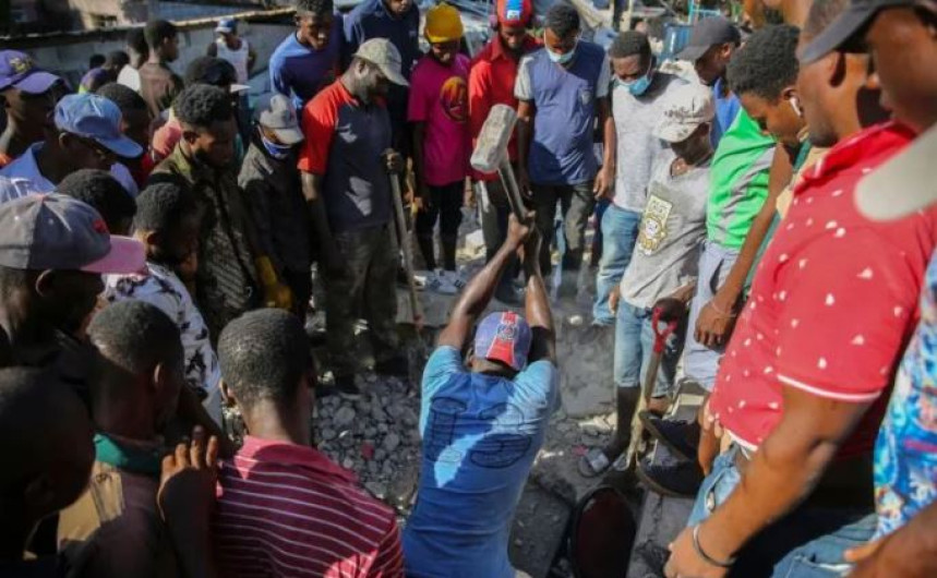 Más de 300 muertos y 800 heridos en Haití tras el sismo de 7.2 