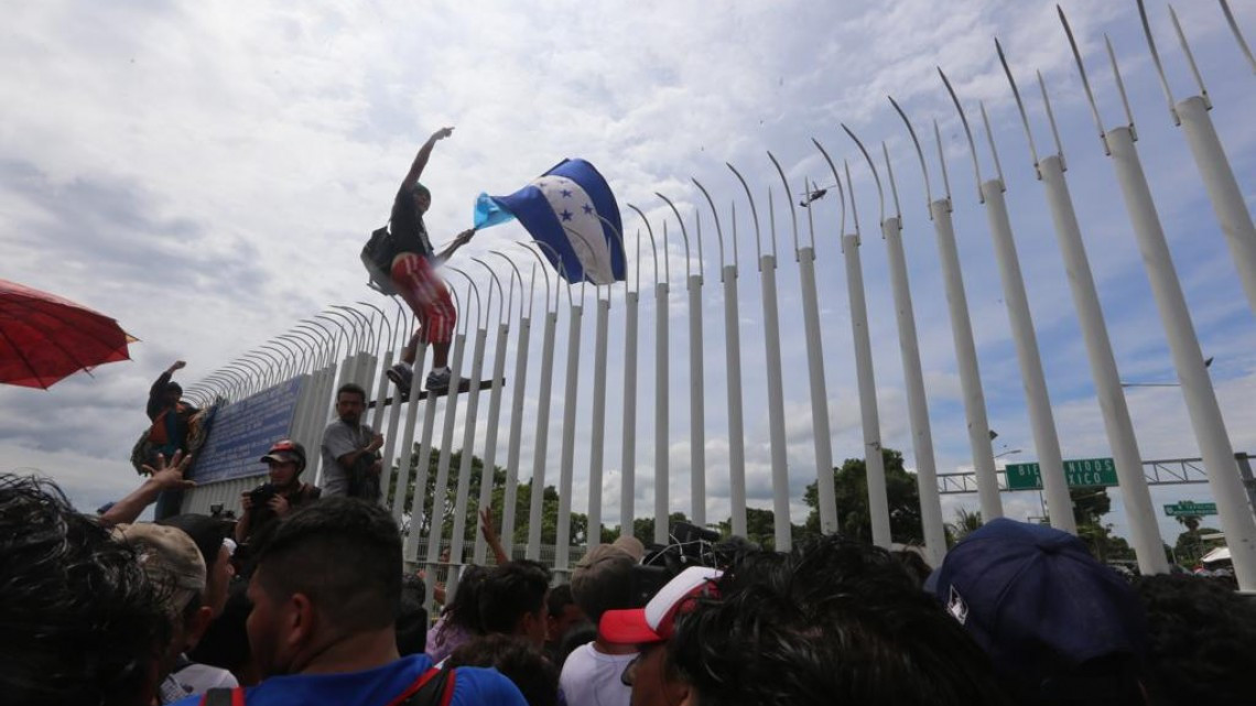 Contienen ingreso de caravana migrante en México