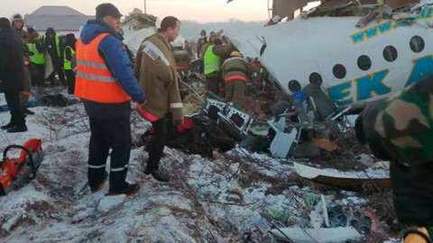 Se estrella avión con 100 personas a bordo en Kazajistán