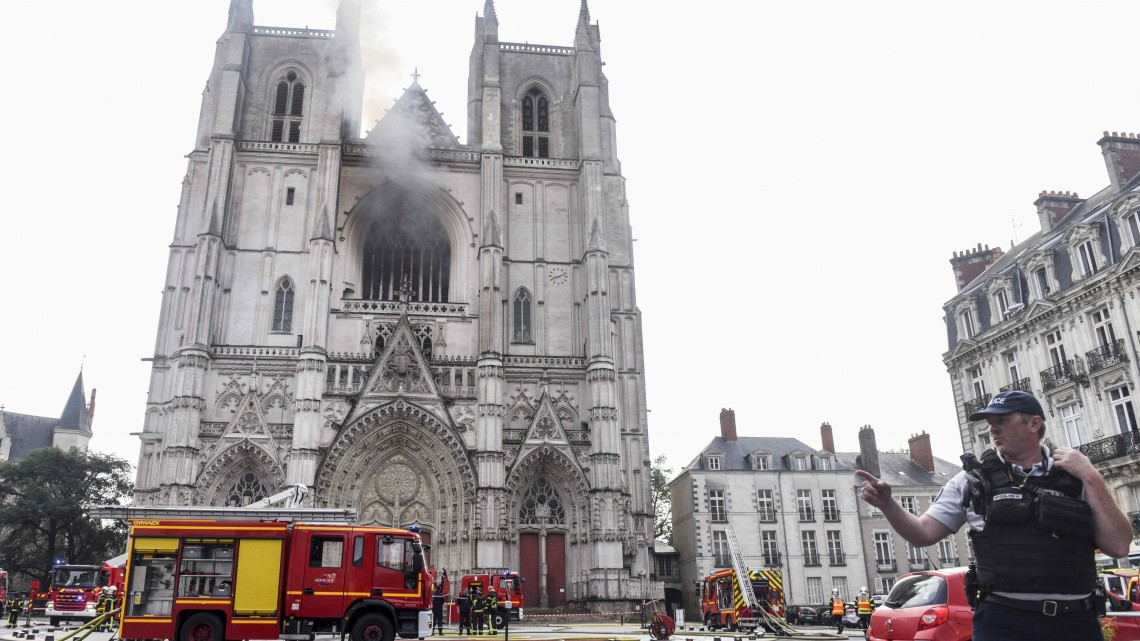 Controlado el incendio declarado en la catedral de Nantes
