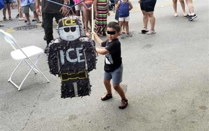 Rompen piñata con forma de agente de ICE en Chicago