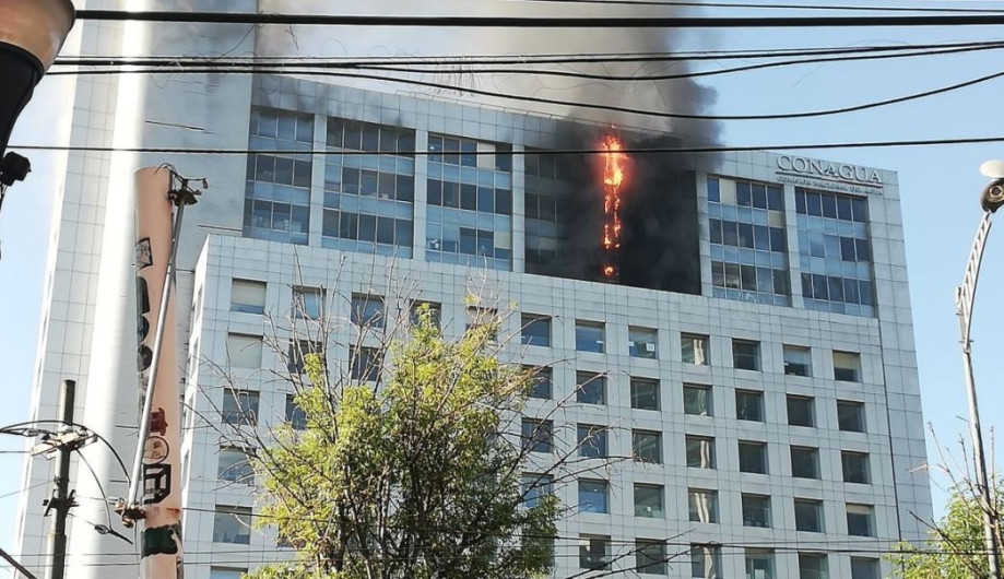 Se registra fuerte incendio en edificio de Conagua en CDMX