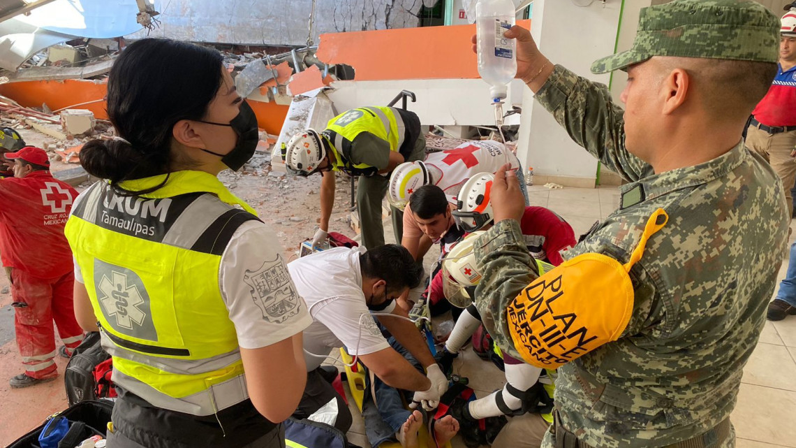Cae techumbre de escuela y tres mujeres quedan atrapadas