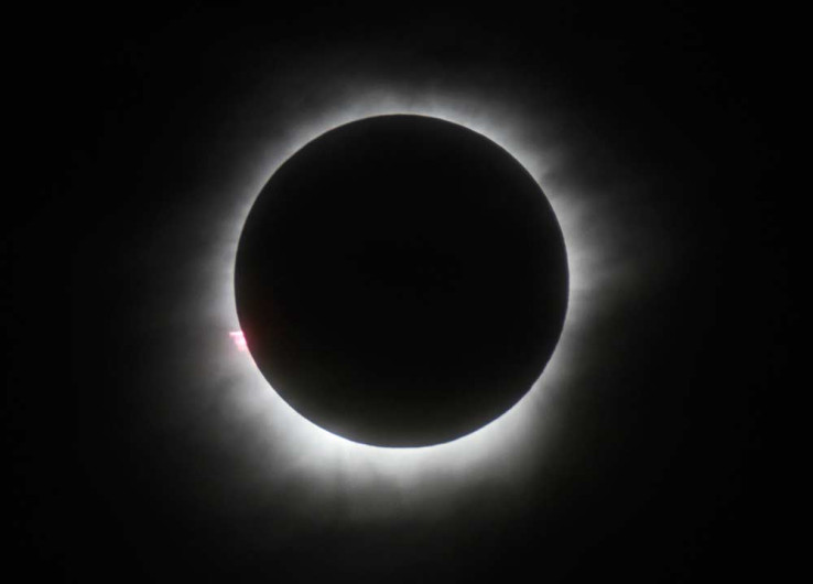 Da inicio el eclipse total de sol