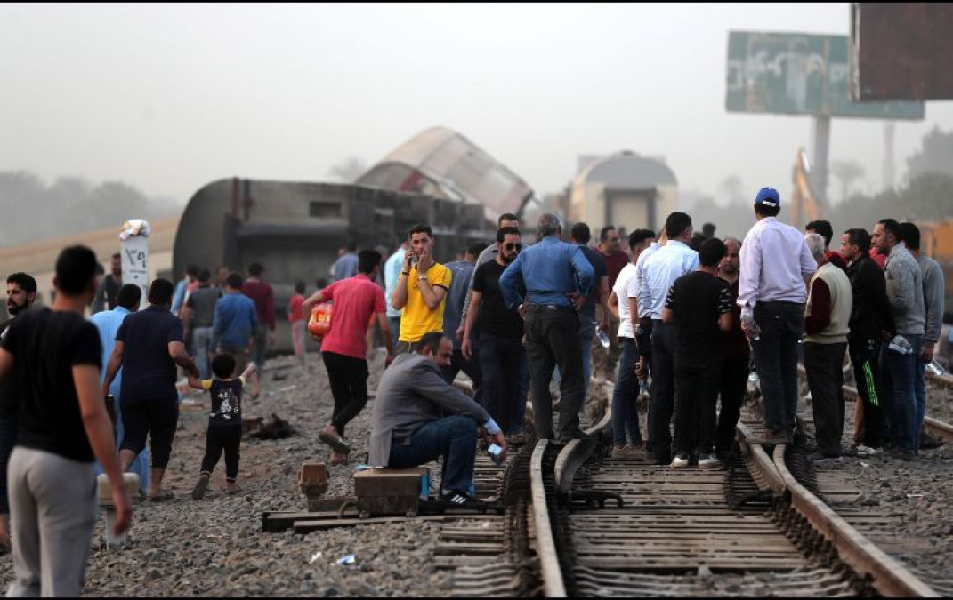 Al menos 11 muertos tras descarrilar un tren en Banha, Egipto