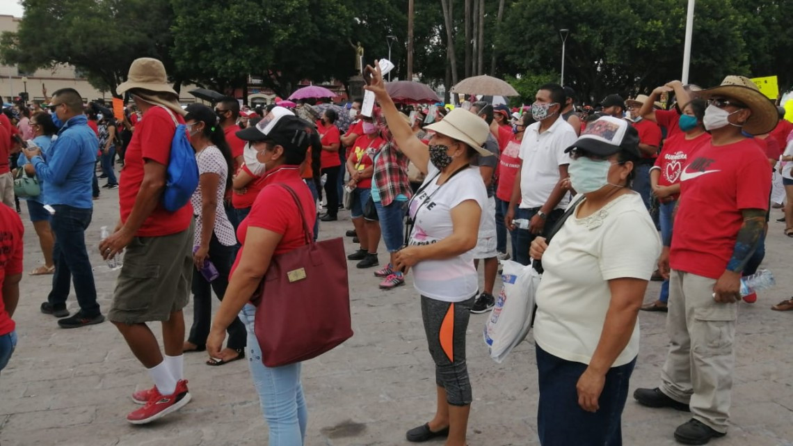 Obreros se manifiestan en la Plaza principal de Matamoros