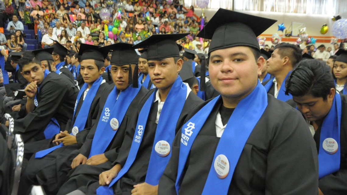 Presidente municipal agradece invitación a graduación