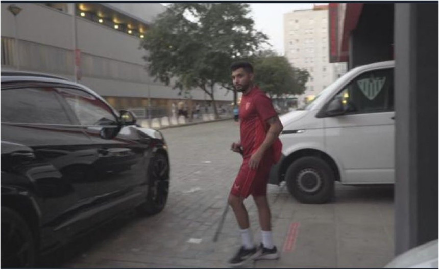 "Tecatito" Corona reaparece sin férula tras su fractura