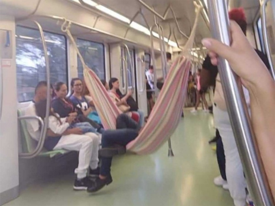 ¿Cansado?, cuelga tu hamaca en el metro y ¡todo solucionado!