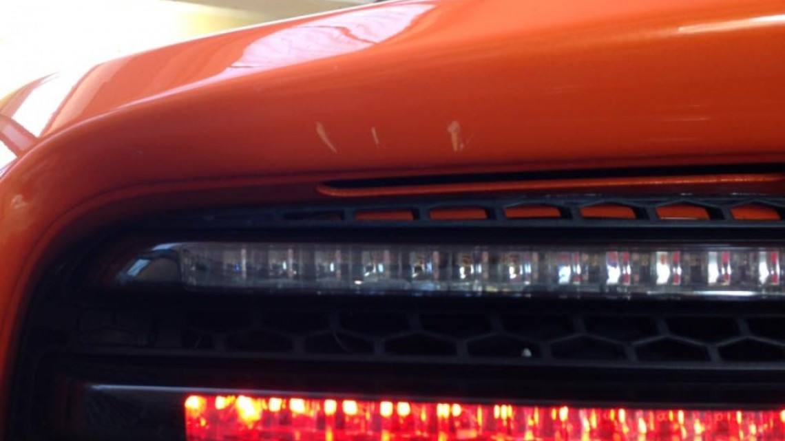 Burro confunde McLaren con zanahoria e intenta comerlo