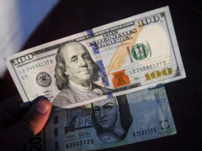 Dólar en $18.87 pesos en AICM a la venta